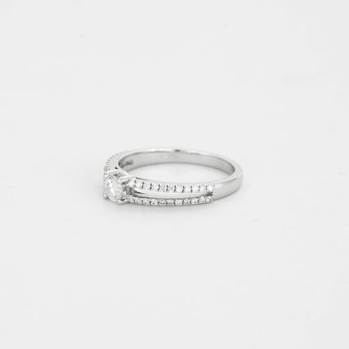 Bague 54.5 Bague solitaire en or gris 750 sertie de diamants taille brillant 58 Facettes 31300501