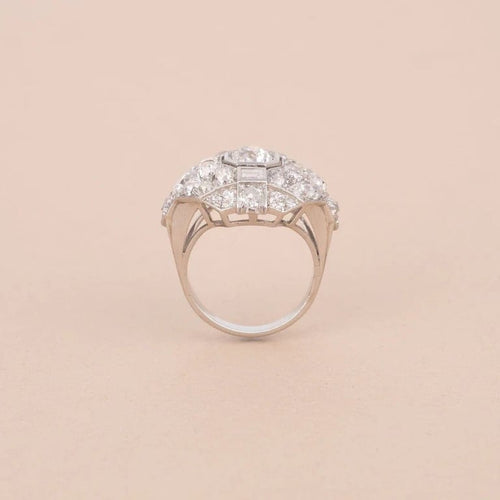 Bague 52 Bague Art déco - Motif écusson stylisé en platine et diamants 58 Facettes