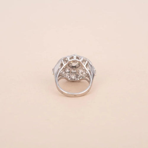 Bague 52 Bague Art déco - Motif écusson stylisé en platine et diamants 58 Facettes