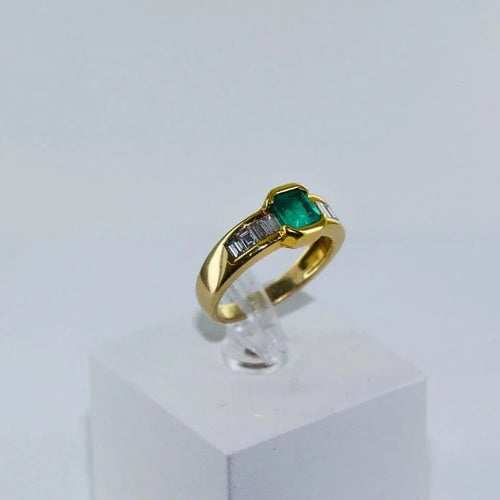 Bague 52 Bague en or jaune 18 carats avec émeraude et diamants 58 Facettes
