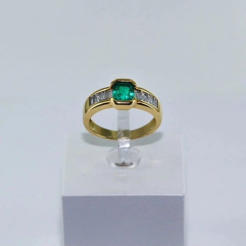 Bague 52 Bague en or jaune 18 carats avec émeraude et diamants 58 Facettes