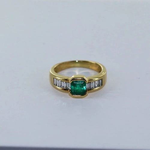 Bague 52 Bague en or jaune 18 carats avec émeraude et diamants 58 Facettes