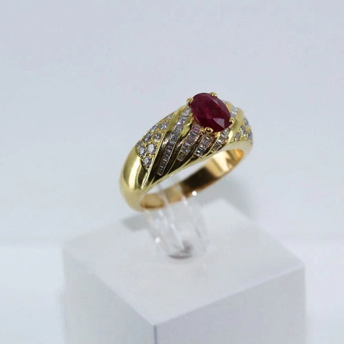 Bague 59 Bague torsadée en or jaune avec rubis et diamants 58 Facettes