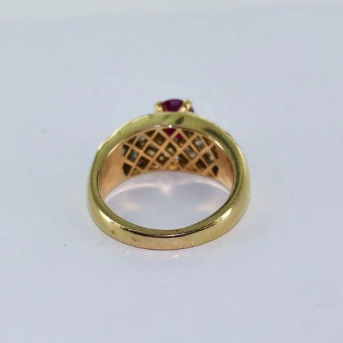 Bague 59 Bague torsadée en or jaune 18 carats avec rubis et diamants 58 Facettes