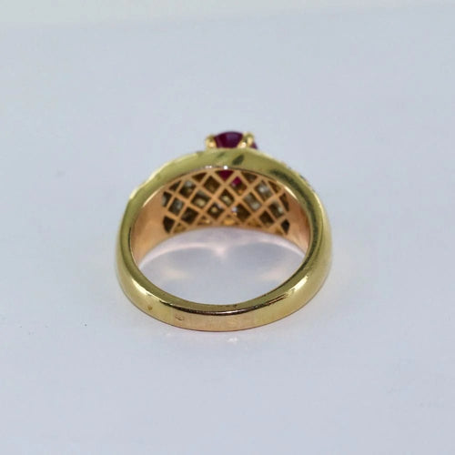 Bague 59 Bague torsadée en or jaune avec rubis et diamants 58 Facettes