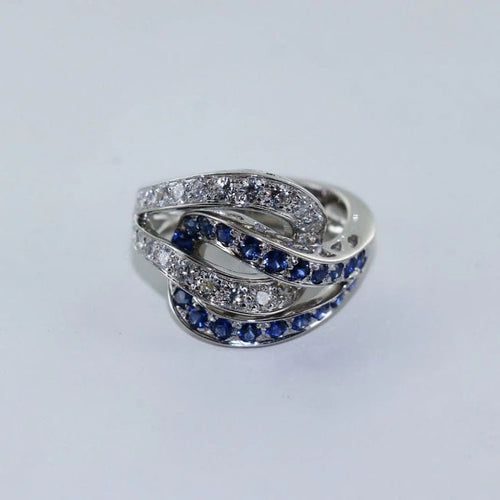 Bague 53 Bague entrelacée en or gris 18 carats, saphirs et diamants 58 Facettes