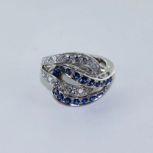 Bague 53 Bague entrelacée en or gris, saphirs et diamants 58 Facettes
