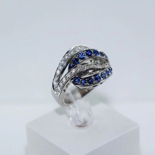 Bague 53 Bague entrelacée en or gris, saphirs et diamants 58 Facettes