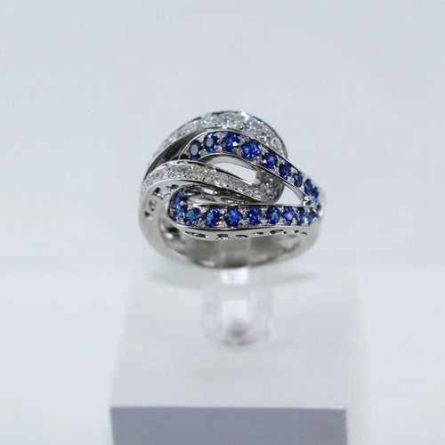 Bague 53 Bague entrelacée en or gris, saphirs et diamants 58 Facettes