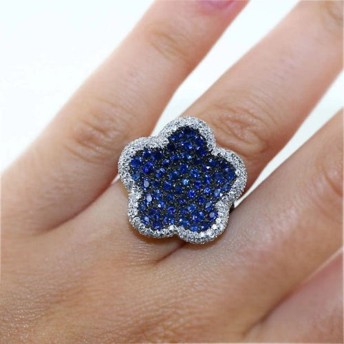 Bague 52 Bague fleur en or gris 18 carats, saphirs et diamants 58 Facettes