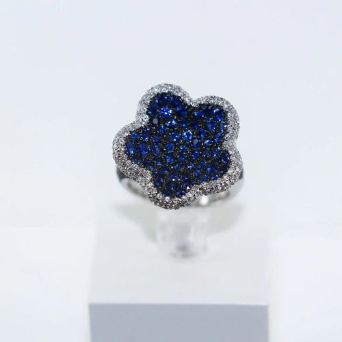 Bague 52 Bague fleur en or gris 18 carats, saphirs et diamants 58 Facettes