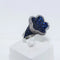 Bague 52 Bague fleur en or gris 18 carats, saphirs et diamants 58 Facettes