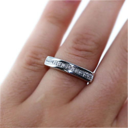 Bague 52 Bague jarretière pavée de diamants en or gris 18 carats 58 Facettes