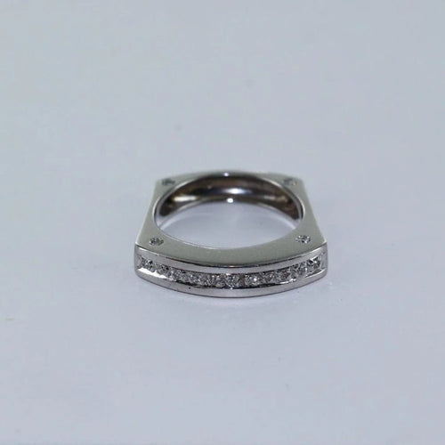 Bague 52 Bague jarretière pavée de diamants en or gris 18 carats 58 Facettes