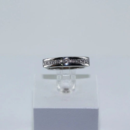 Bague 52 Bague jarretière pavée de diamants en or gris 18 carats 58 Facettes
