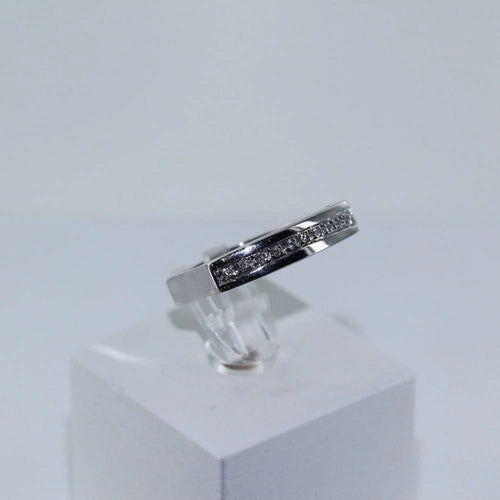 Bague 52 Bague jarretière pavée de diamants en or gris 18 carats 58 Facettes