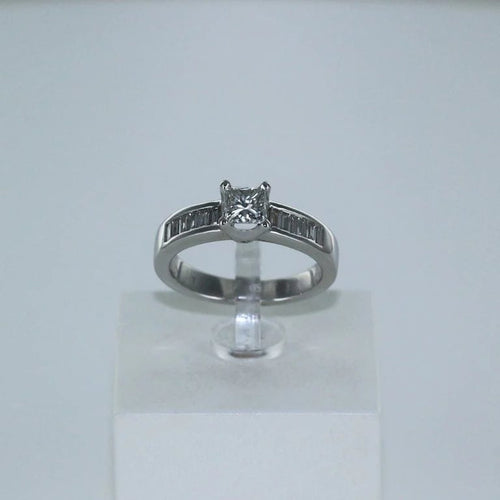 Bague 54 Bague solitaire en or blanc 18 carats avec diamants 58 Facettes