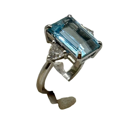 Bague 52 Bague en or blanc avec aigue-marine et diamants 58 Facettes