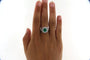 Bague 60 Bague marguerite à émeraude en or gris 18 carats et diamants 58 Facettes 6380j