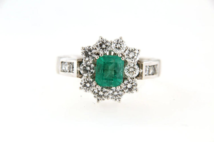 Bague 60 Bague marguerite à émeraude en or gris 18 carats et diamants 58 Facettes 6380j