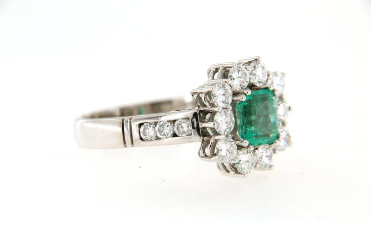 Bague 60 Bague marguerite à émeraude en or gris 18 carats et diamants 58 Facettes 6380j