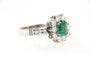 Bague 60 Bague marguerite à émeraude en or gris 18 carats et diamants 58 Facettes 6380j