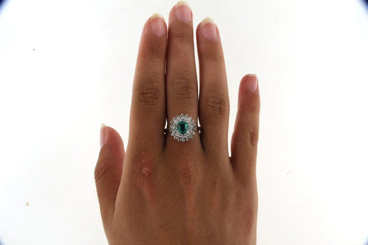 Bague 57 Bague marguerite en or gris 18 carats, émeraude et diamants 58 Facettes 5792t