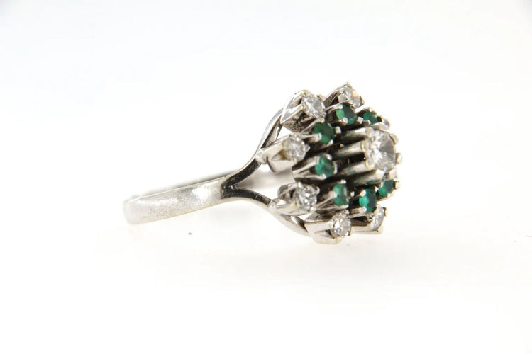 Bague 53 Bague marguerite - Diamants et émeraude en or gris 18 carats 58 Facettes 6087c