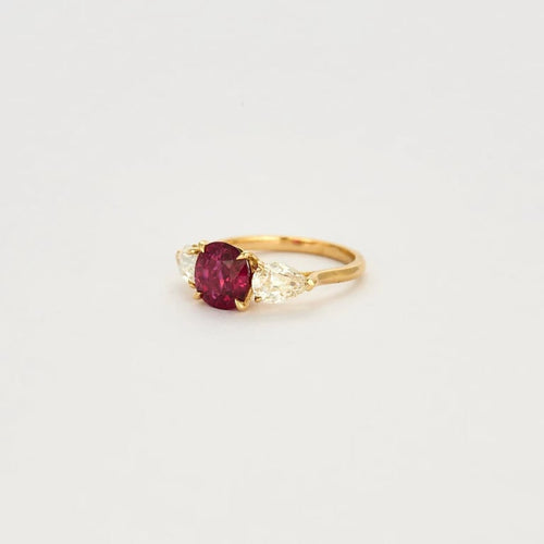 Bague 52 Bague en or jaune 18K avec rubis et diamants 58 Facettes