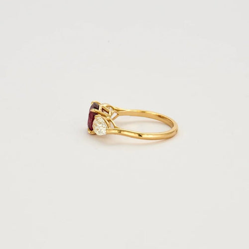 Bague 52 Bague en or jaune 18K avec rubis et diamants 58 Facettes