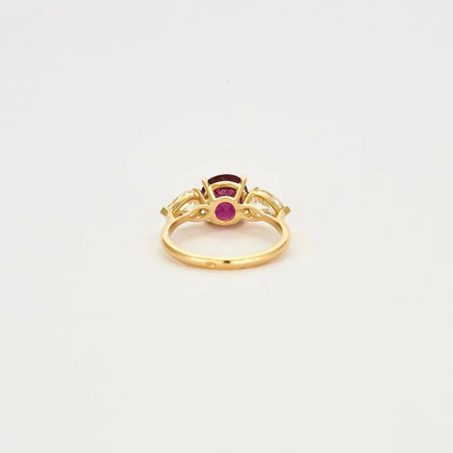 Bague 52 Bague en or jaune 18K avec rubis et diamants 58 Facettes