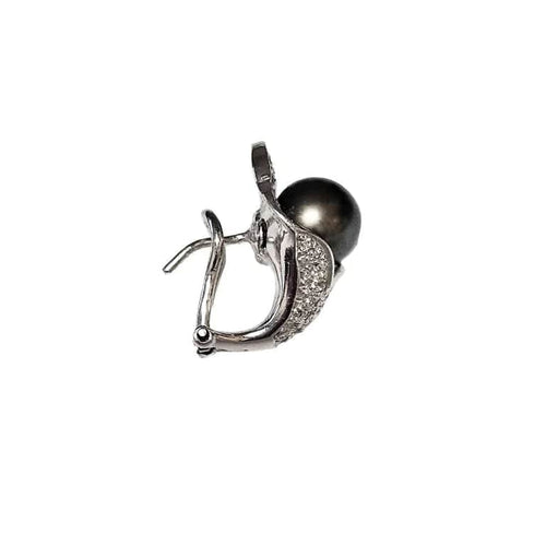 Boucles d'oreilles Arome - Boucles d’oreilles en or gris avec perles de Tahiti et diamants 58 Facettes 46950007