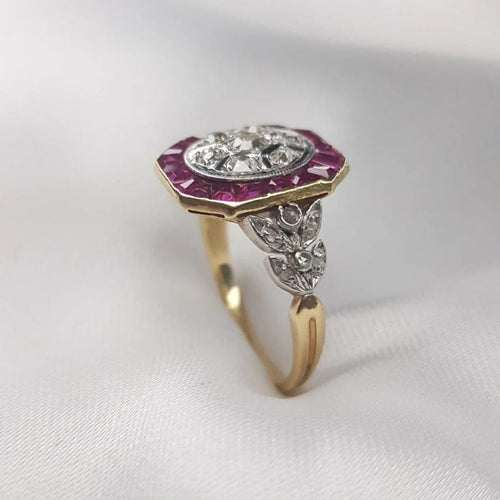 Bague 57 Bague en or jaune 750 et platine, diamants et rubis 58 Facettes