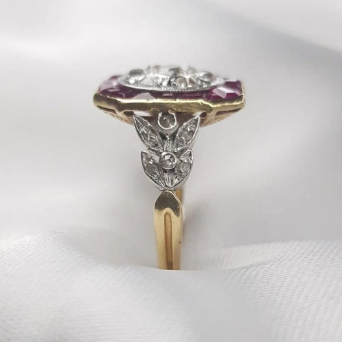 Bague 57 Bague en or jaune 750 et platine, diamants et rubis 58 Facettes