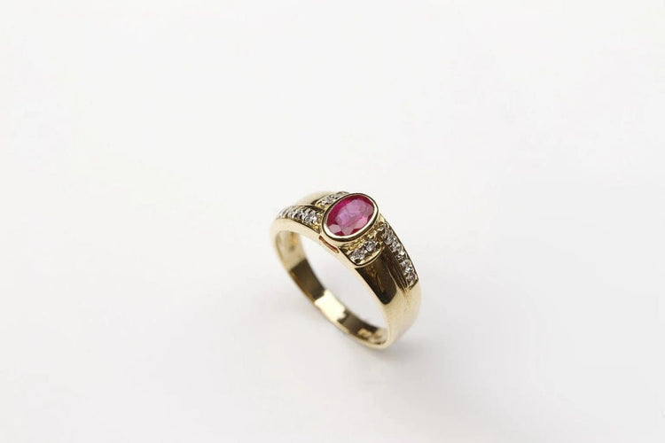 Bague 53 Bague rubis ovale et diamants en or jaune 18 carats 58 Facettes