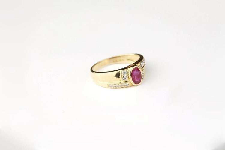 Bague 53 Bague rubis ovale et diamants en or jaune 18 carats 58 Facettes