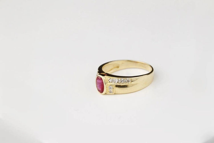 Bague 53 Bague rubis ovale et diamants en or jaune 18 carats 58 Facettes