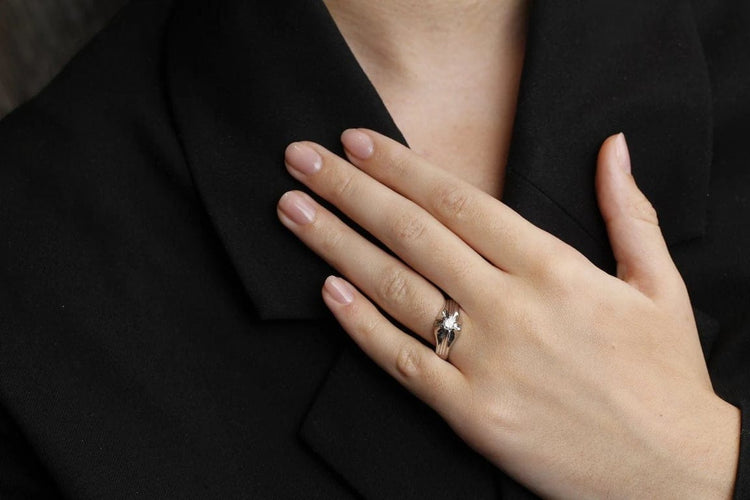 Bague 60 Bague en or blanc 18 carats sertie d’un diamant 58 Facettes