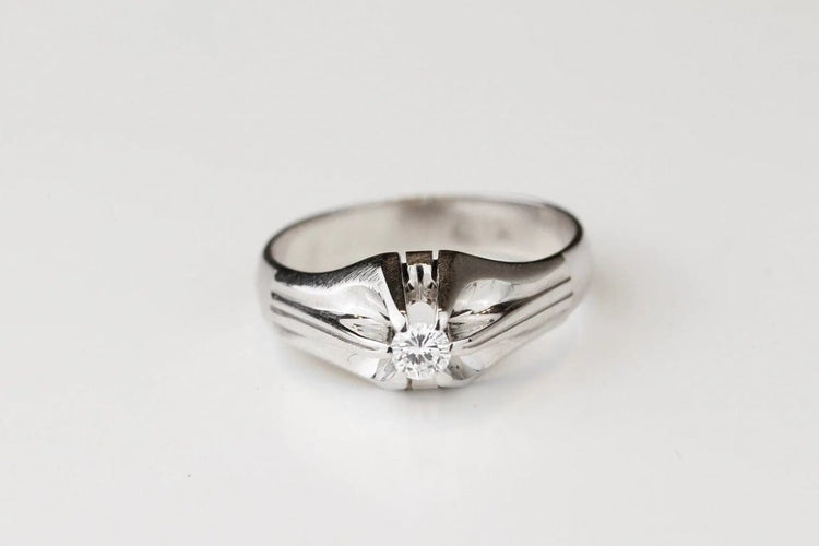 Bague 60 Bague en or blanc 18 carats sertie d’un diamant 58 Facettes
