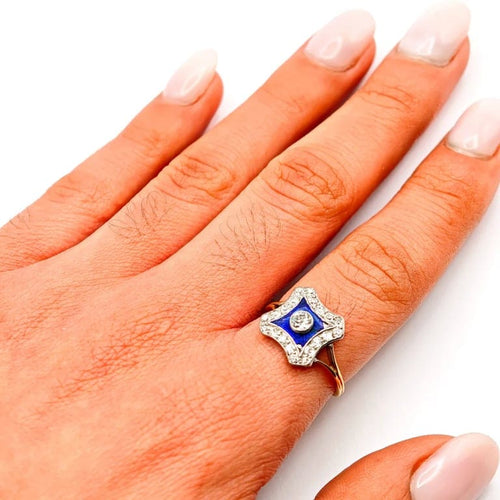 Bague 57 Bague Art déco en or jaune et platine avec diamants et émail 58 Facettes 21000720