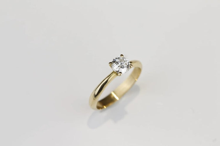 Bague 57 Bague solitaire 4 griffes en or jaune 18K et diamant 0,70 ct 58 Facettes