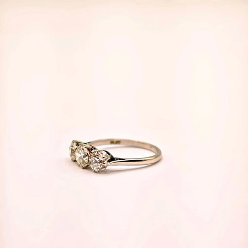 Bague 57 Bague trois pierres en platine avec diamants taille ancienne 58 Facettes 21026706