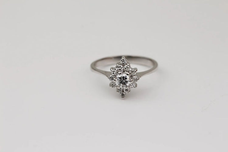 Bague 51 Bague marguerite en or blanc 18 carats et diamants 58 Facettes