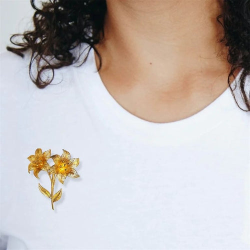 Broche Broche fleur vintage en or jaune 18 carats 58 Facettes