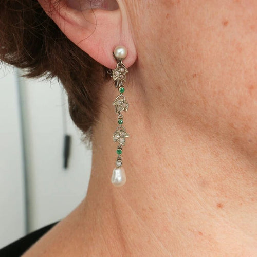 Boucles d'oreilles Pendants d’oreilles - Motifs floraux en or gris 18 carats, émeraudes et diamants 58 Facettes