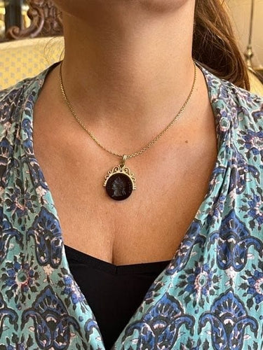Pendentif Médaillon intaille sur sardoine XIXe siècle en or 18 carats 58 Facettes