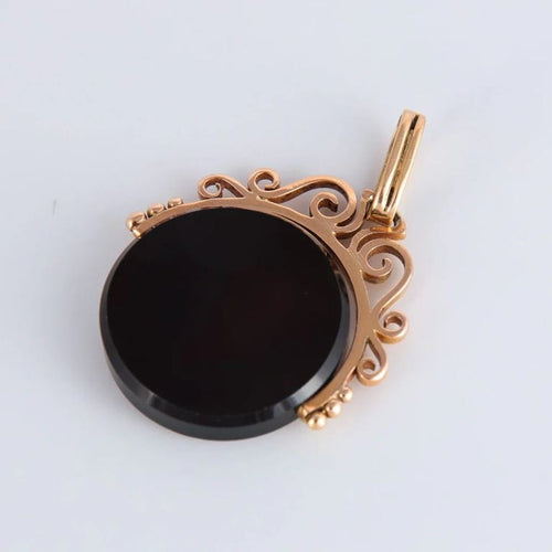Pendentif Médaillon intaille sur sardoine XIXe siècle en or 18 carats 58 Facettes
