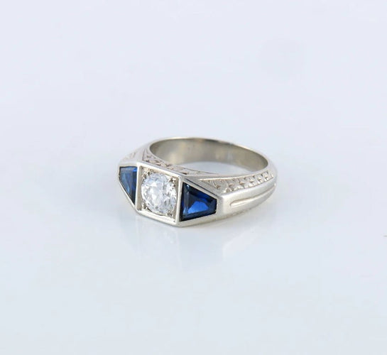 Bague 47.5 Bague chevalière Art déco en or gris 18 carats, diamant et saphirs 58 Facettes