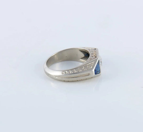 Bague 47.5 Bague chevalière Art déco en or gris 18 carats, diamant et saphirs 58 Facettes