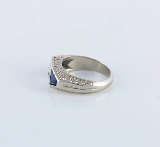 Bague 47.5 Bague chevalière Art déco en or gris 18 carats, diamant et saphirs 58 Facettes